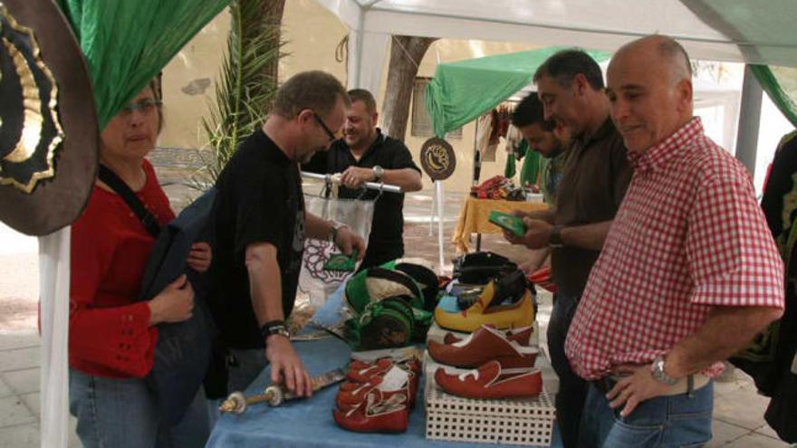 La Plaza Huestes en Elda acogió el tradicional mercado con trajes de Moros y Cristianos.