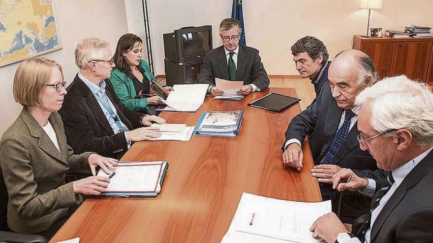 De derecha a izquierda: Juan Martin Fragueiro, Francisco Freire, Daniel Rodas, João Aguiar, Ana Miranda y Stefaan Depypere, durante la reunión celebrada ayer en la DG Mare. // Delmi Álvarez