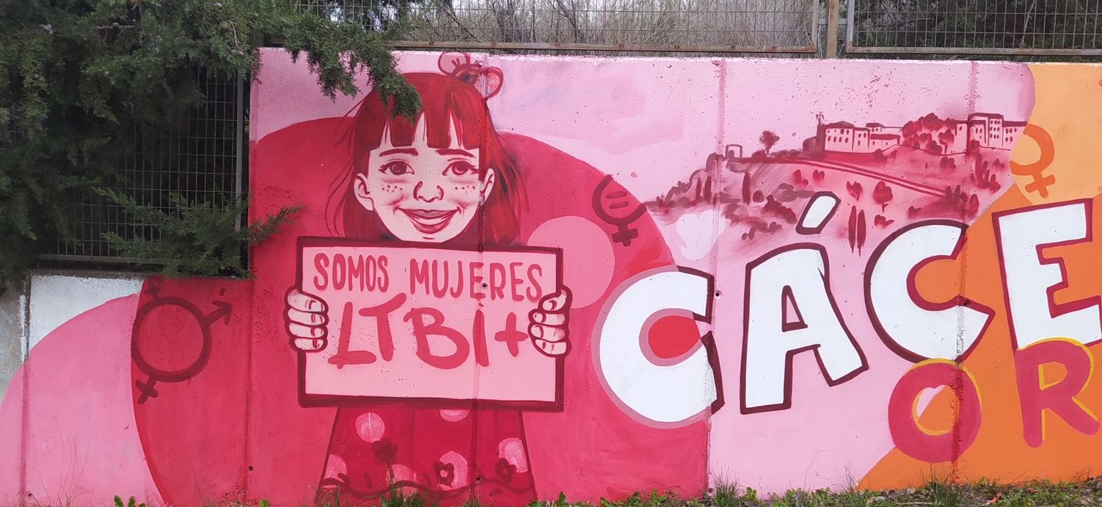 Fotogalería | El Ayuntamiento de Cáceres restura el mural LGTBI atacado con pintadas homófobas