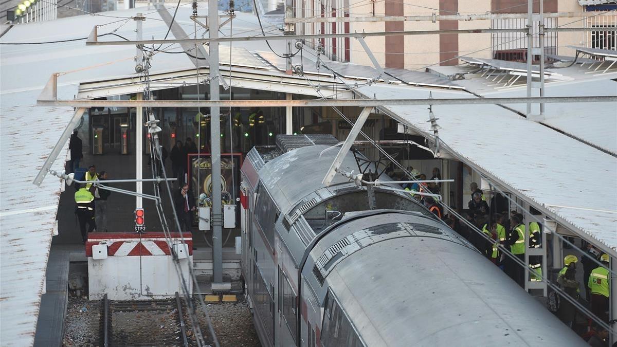 Vista del tren de Cercanias que ha chocado con la topera en una via de la estacion de Alcala de Henares.