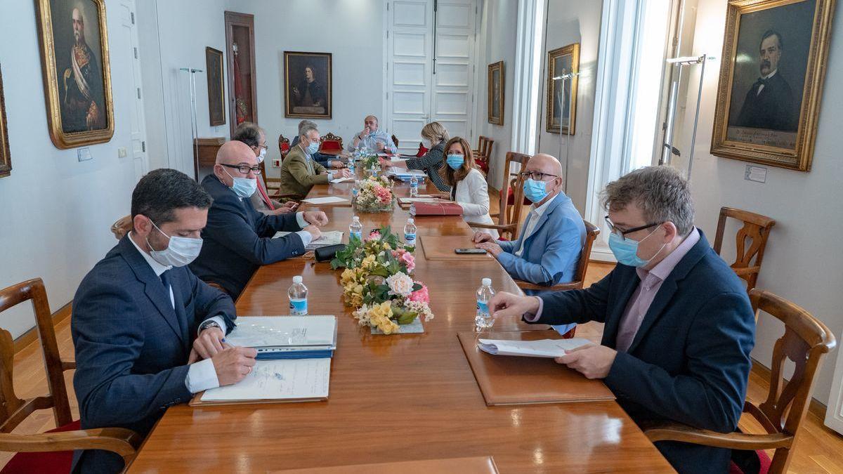 Un momento de la reunión mantenida esta mañana