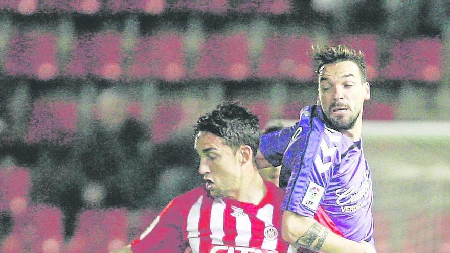 Jaime Mata lluita per la pilota davant André Leao, del Valladolid.