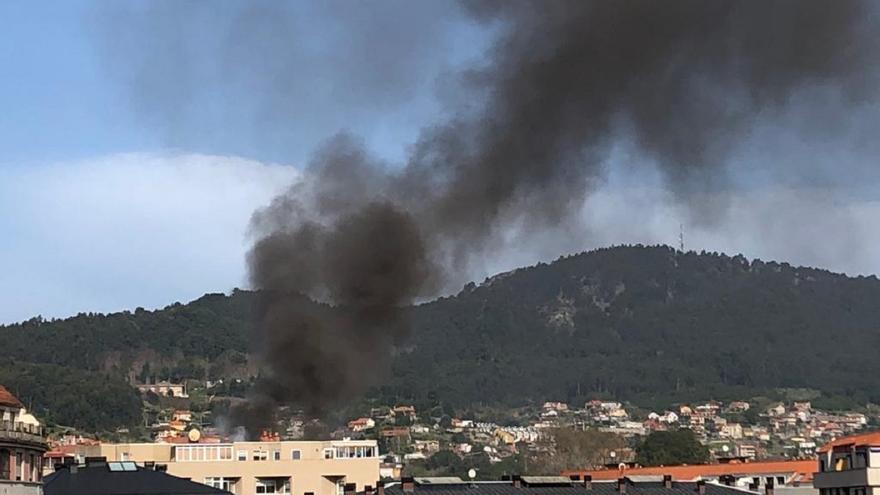 Un fuego en un colchón obliga a desalojar un edificio okupado en Cangas