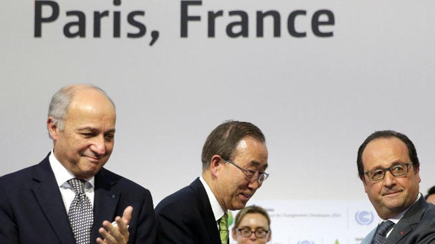 De izquierda a derecha, Laurent Fabius, Ban Ki-Moon y François Hollande.