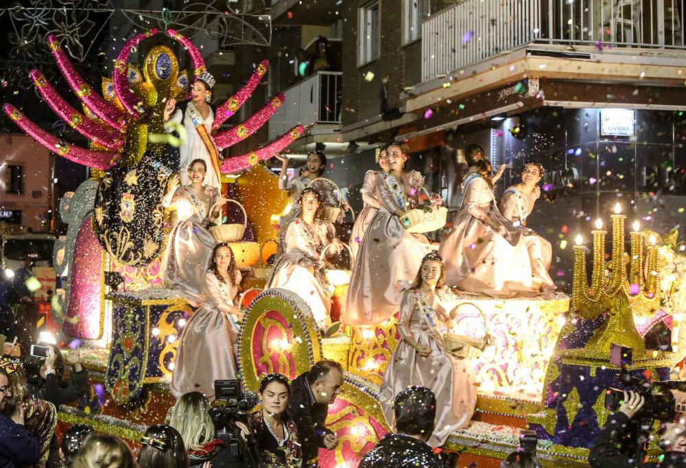 Más de medio centenar de carrozas participan en un multitudinario desfile que recorrió las calles del centro de Benidorm.