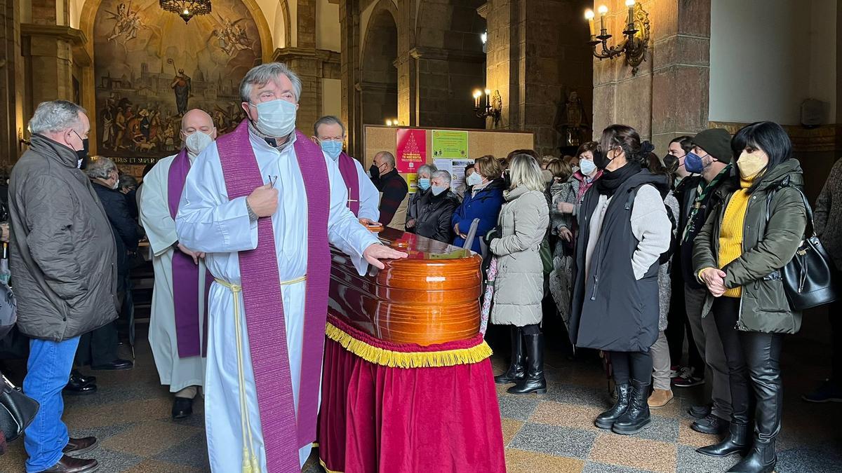 Emocionado funeral en Pola de Siero por el cura "Tito"