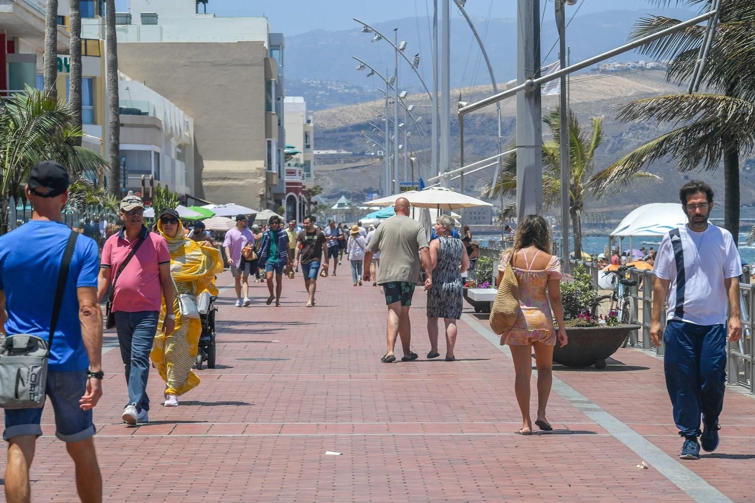 Día de playa en Las Canteras tras la noche de San Juan