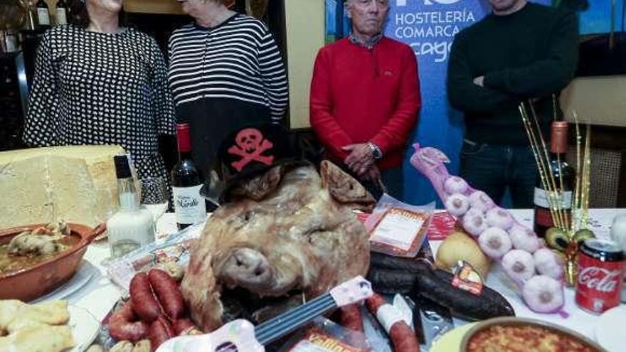 Por la izquierda, Teresa Álvarez, Mariví Monteserín, José Manuel García, &quot;Roxín&quot;, y Manuel Campa, ayer.