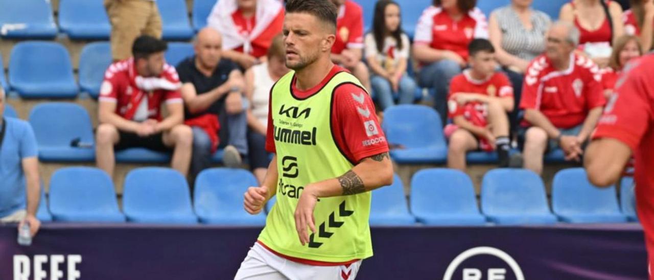 Andrés Carrasco, delantero del Real Murcia, durante el calentamiento del primer partido del play off de ascenso.  | PRENSA REAL MURCIA