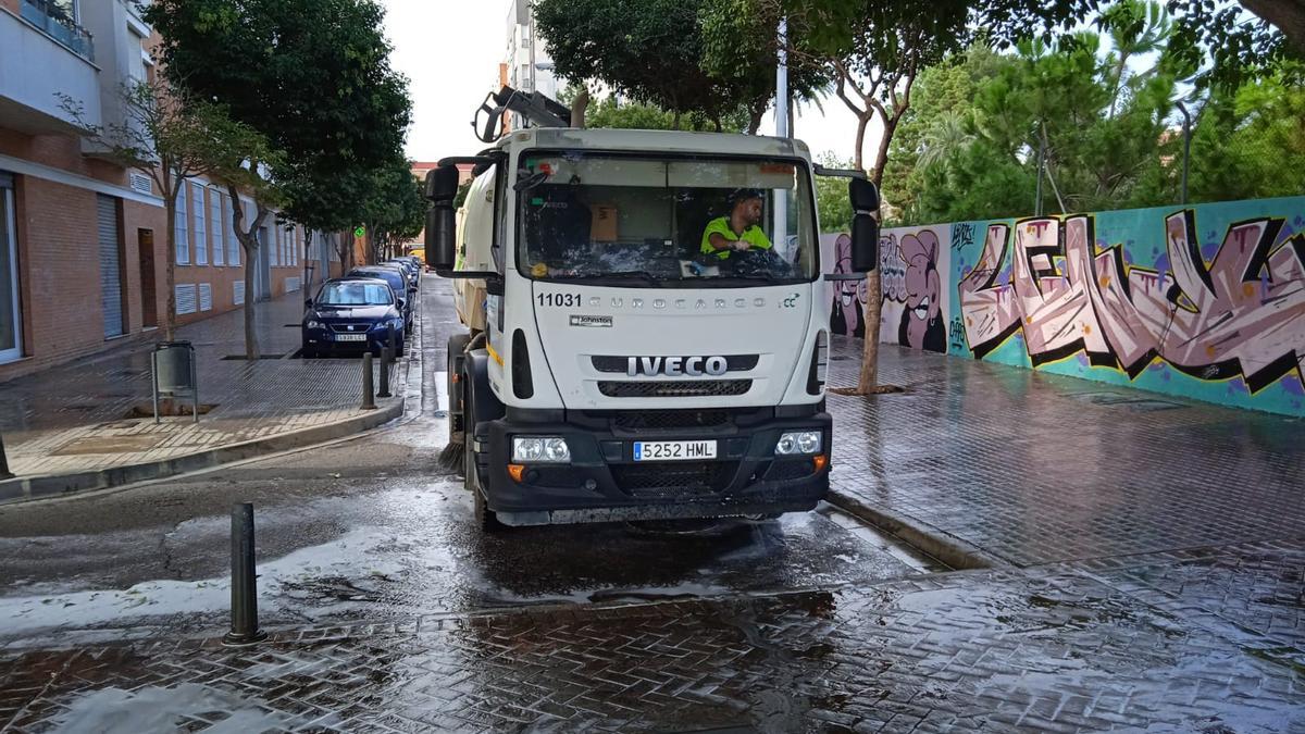 Un camión de limpieza en Manises.