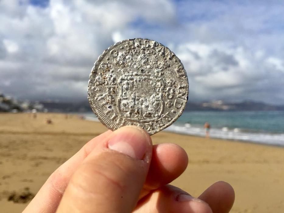 Encuentran una moneda del siglo XVIII en la playa de Las Canteras