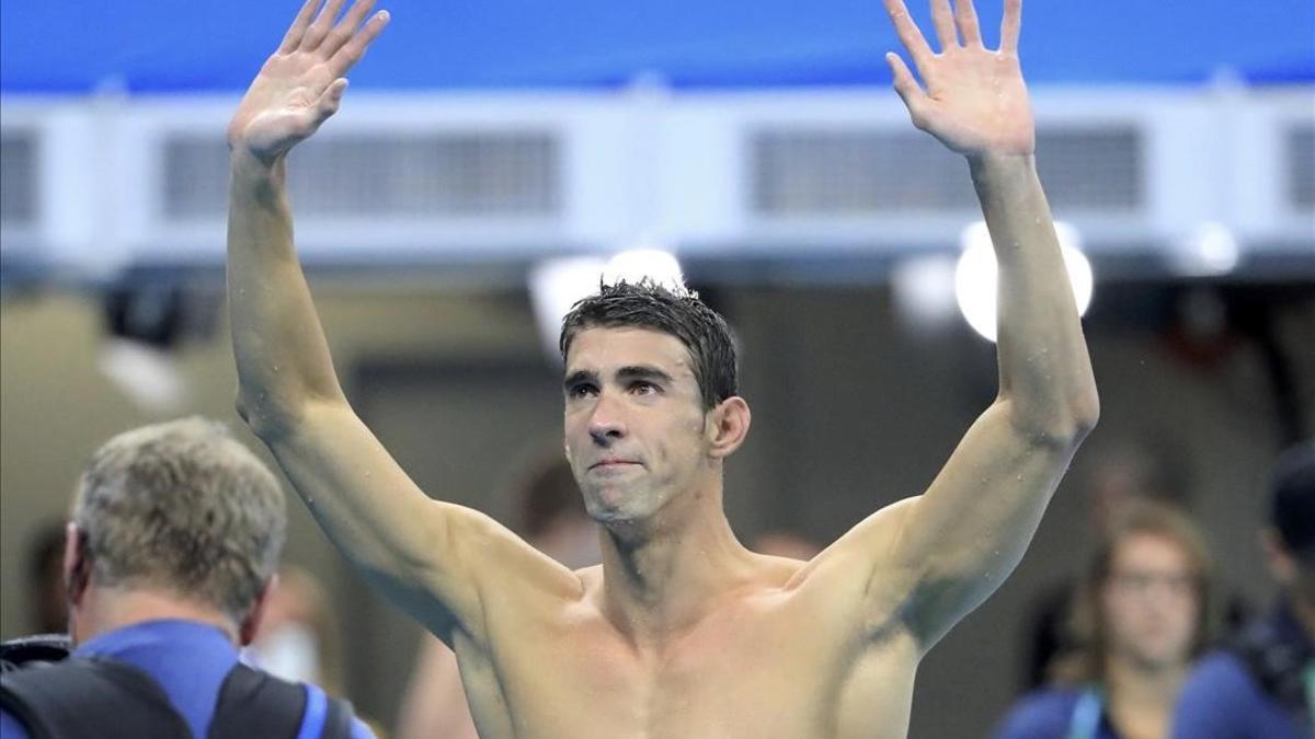 Phelps, brazos en alto, en su despedida de la natación