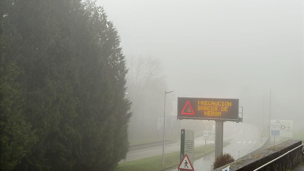 Un cartel de la DGT alertando de bancos de niebla en la zona de Peinador.