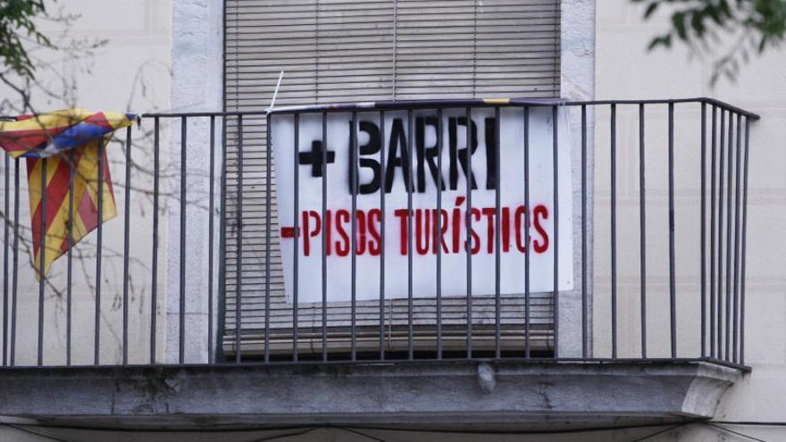 Pancarta en un balcó del Barri Vell de Girona