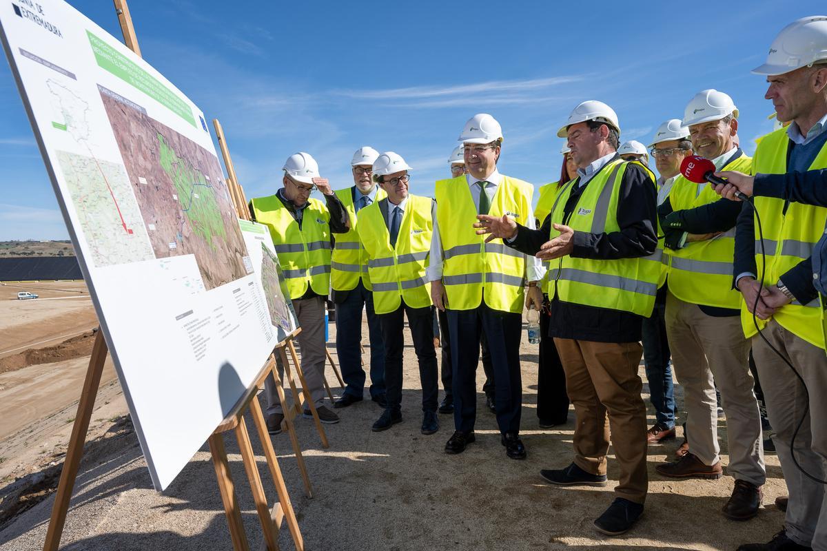 Visita de autoridades a las obras en Monterrubio de la Serena, ayer.