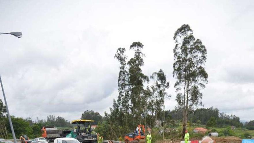 La conselleira durante su visita, ayer, a las obras. // Gustavo Santos