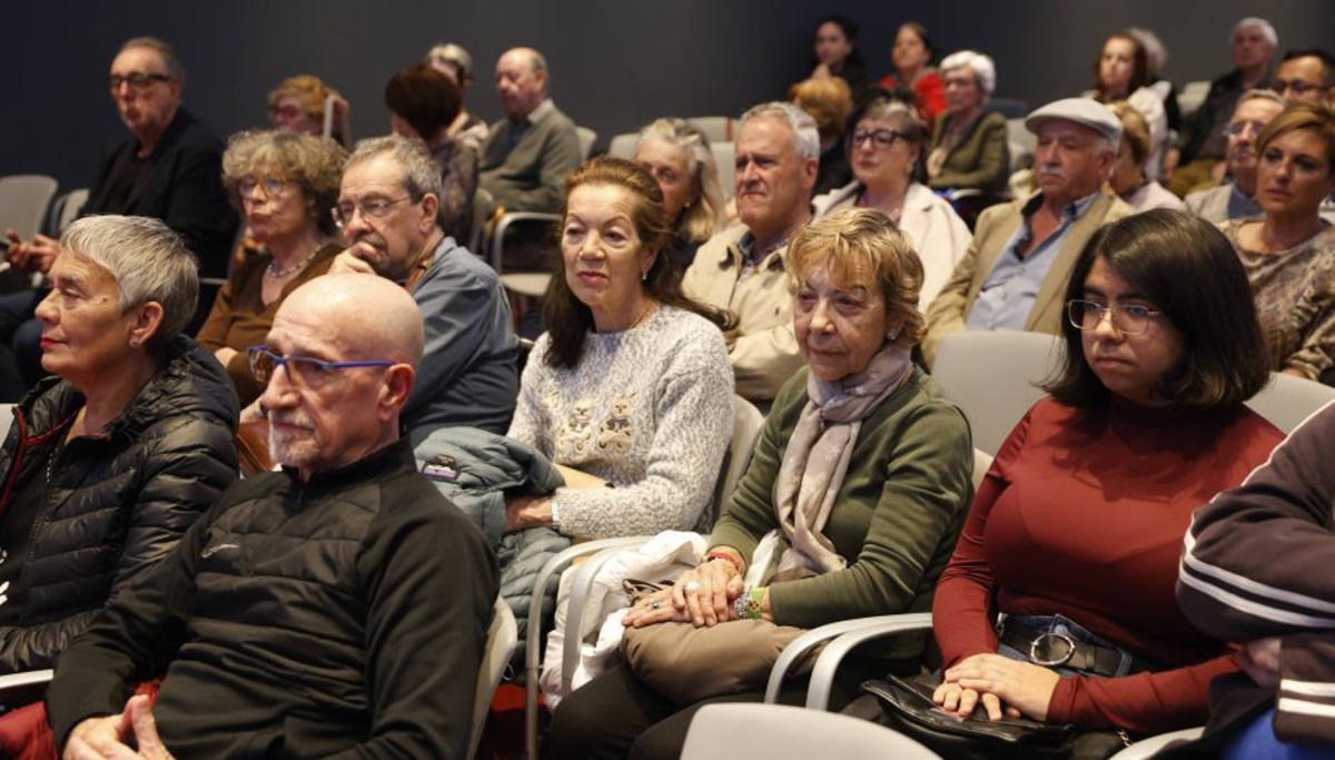 Público en la conferencia que ofreció ayer Emilio Casares Rodicio.   | LUISMA MURIAS