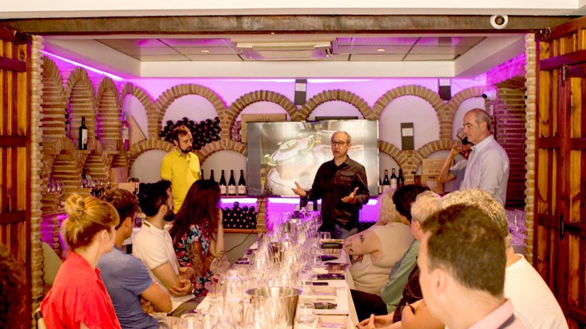 Reunión en las bodegas para presentar el lanzamiento de sus nuevos vinos