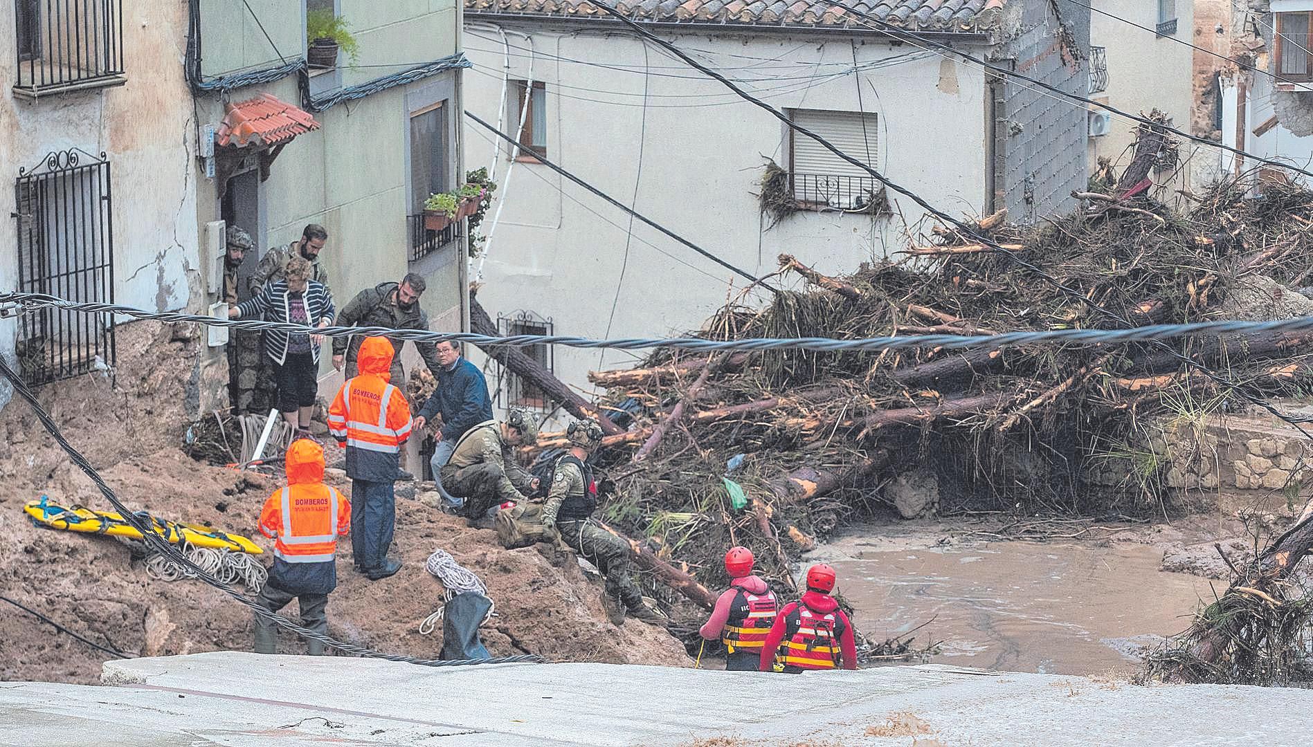 Un vecino de Lombai saca agua de su vivienda.Una familia intenta salir de su casa en Letur, Albacete.Varios servicios de emergencias ayudan en las labores de rescate, a 29 de octubre de 2024, en Letur, Albacete, Castilla-La Mancha (España). El casco antiguo de Letur, en la Sierra de Segura, se ha llevado la peor parte, con el desbordamiento del arroyo y sus calles se han convertido en un torrente, donde el agua ha arrasado con todo a su paso. En torno a 30 personas se han quedado atrapadas en sus viviendas en el centro de Letur, en el entorno de la Plaza del Ayuntamiento, por la riada. Cinco personas más permanecen en un restaurante y otra más ha pedido ayuda desde el paraje La Cascada, cercano a la localidad. 29 OCTUBRE 2024;RIADA;EMERGENCIA;RIADA;AGUA;DANA;LLUVIA;TORRENTE;SIERRA DE SEGURA; Víctor Fernández / Europa Press 29/10/2024. Víctor Fernández;