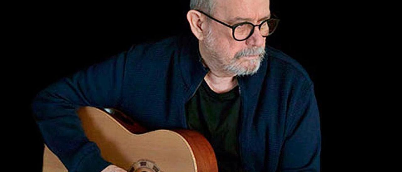 Silvio Rodríguez,  con su guitarra.