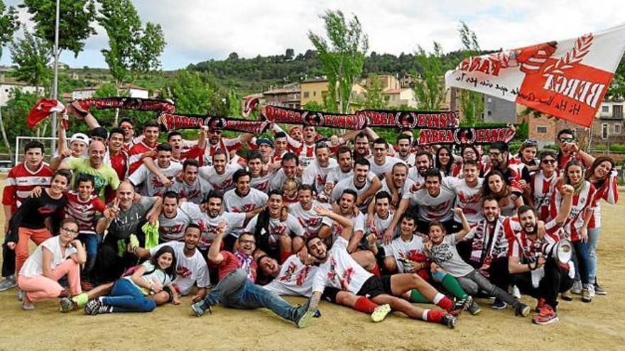 En acabar el partit, el camp de futbol de la Coromina va ser una festa