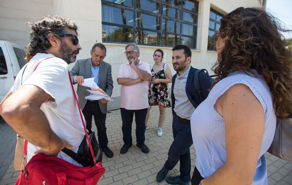 Protesta contra los barracones en La Almadraba