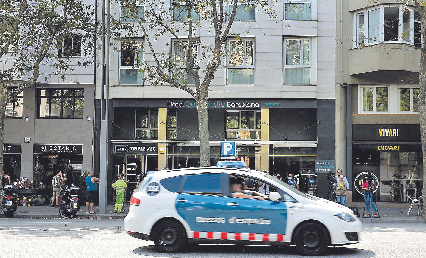 Un coche de los Mossos en el centro de Barcelona.