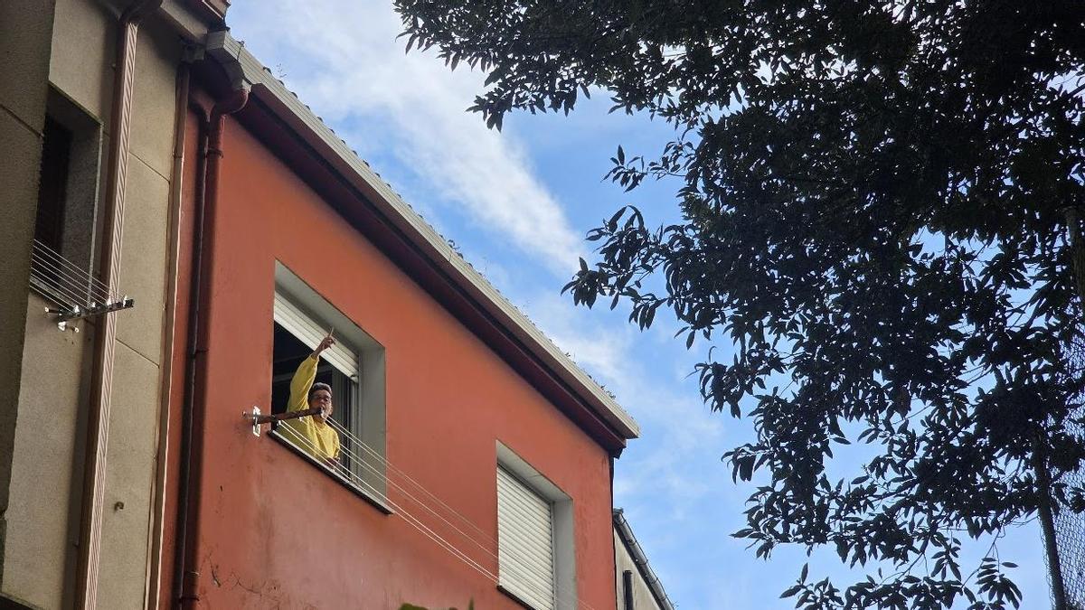 Una de las residentes en la calle de Vista Alegre muestra lo cerca de los edificios que están las ramas.