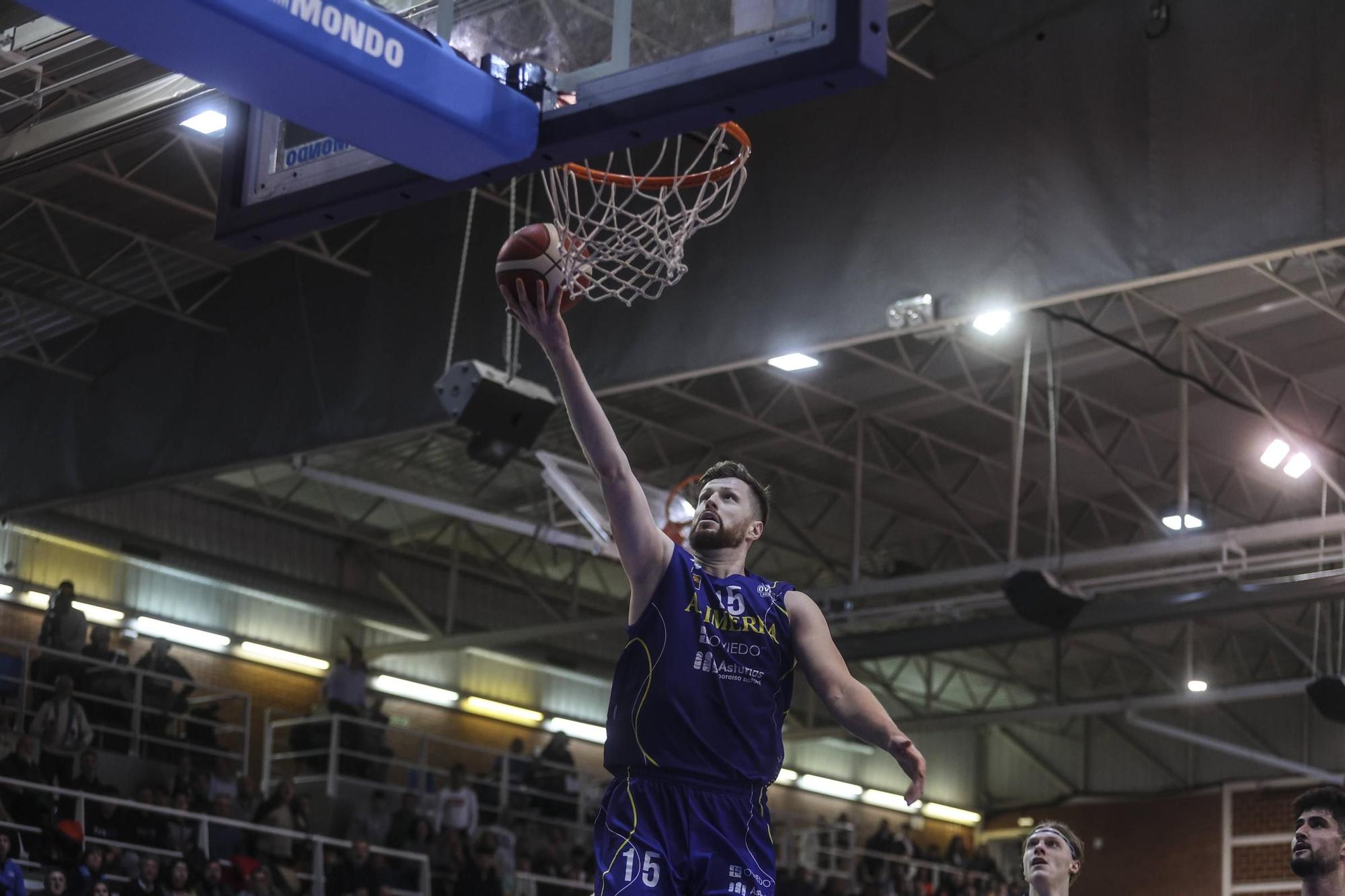 En imágenes: El Alimerka Oviedo Baloncesto despide el 2023 con una victoria espectacular ante Valladolid (66-83)