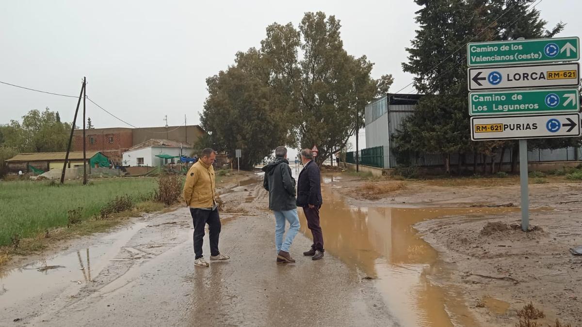 Los ediles populares Juan Miguel Bayonas, Ángel Meca y Fulgencio Gil, recorriendo una de las zonas afectadas por las intensas precipitaciones, este martes.
