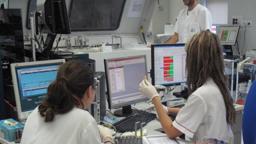 Una imagen del Hospital de Torrevieja y del manejo de los sistemas informáticos por sus trabajadores.