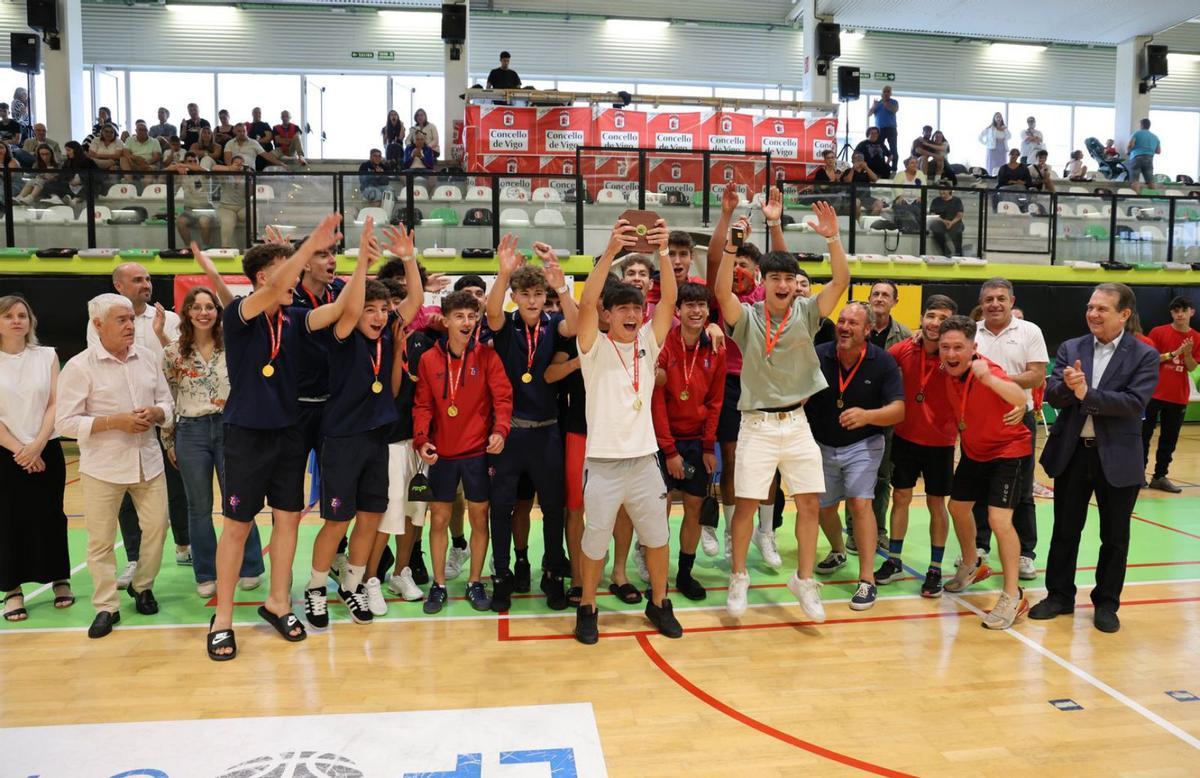El Areosa, campeón en la categoría sub16. |  // ALBA VILLAR