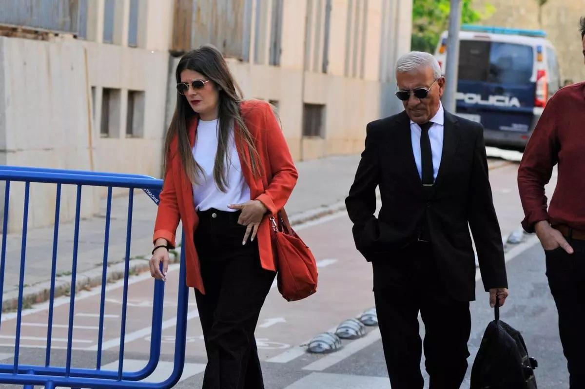 Cristina Núñez, con su abogado, Alejandro Mendoza.