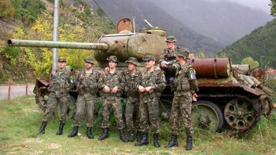 Un grupo de soldados mallorquines durante una misión en Mostar en el año 2002.