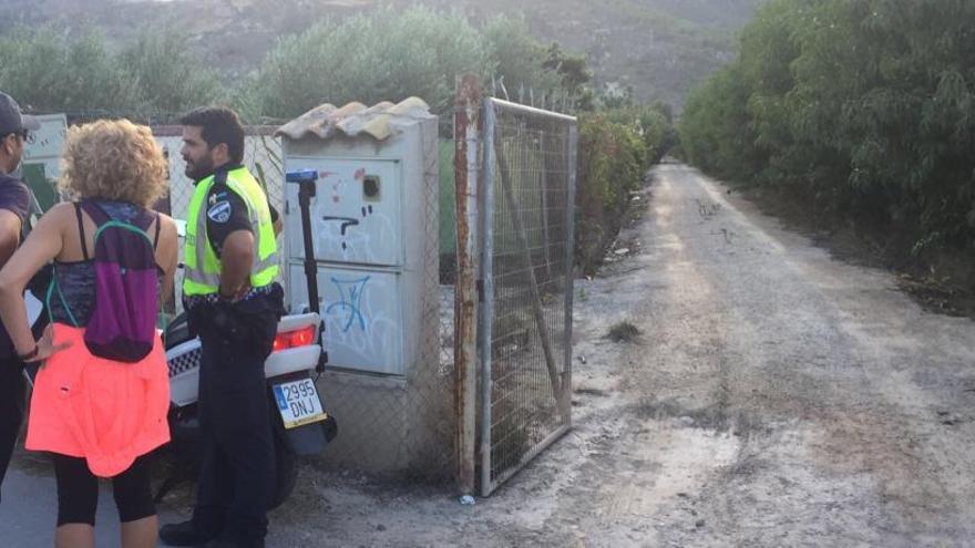 Efectivos, cerca de la casa de la tía del menor.