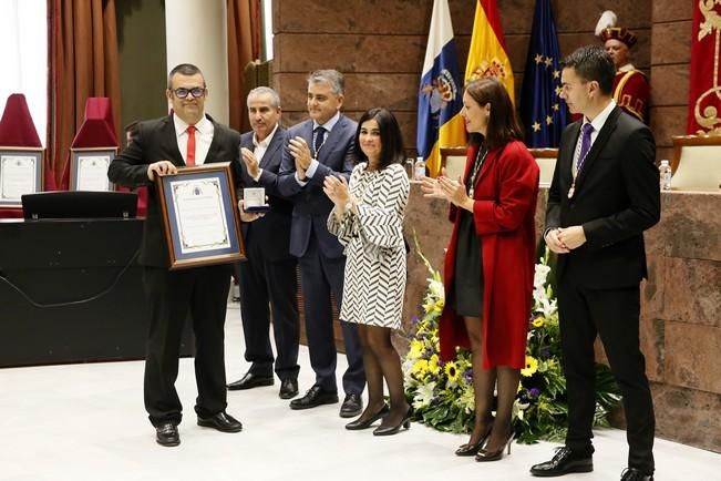 Delia Padrón El Parlamento hace entrega de distinciones a los expresidentes de la Cámara: Pedro Guerra, Victoriano Ríos, José Miguel Bravo de Laguna, Gabriel Mato y Antonio Castro. Es un acto para celebrar el aniversario de la Constitución Española