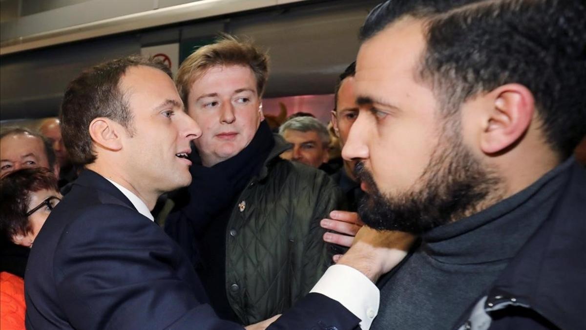 Benalla (derecha) junto a Macron, en un acto en París, el pasado 24 de febrero.