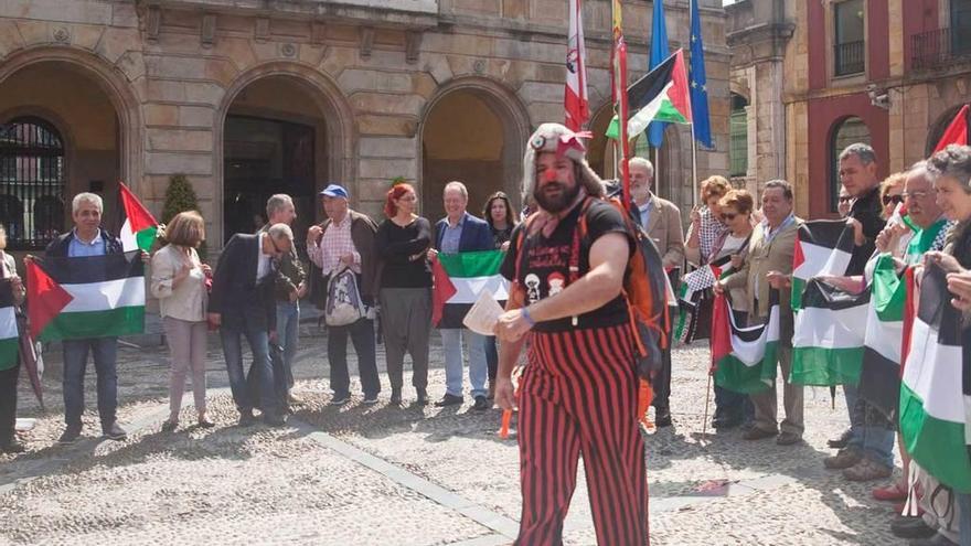 El payaso Iván Prado, junto con representantes de los grupos políticos municipales y del Comité de Solidaridad con la Causa Árabe.