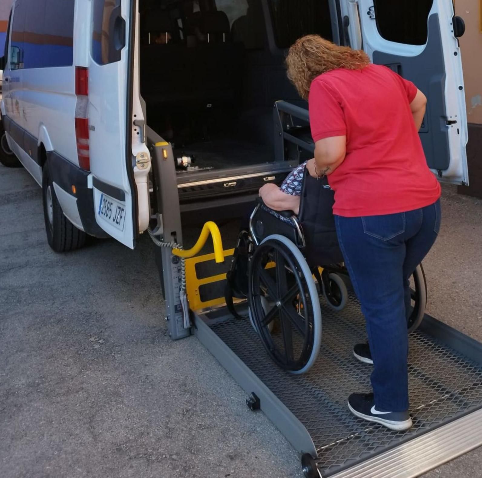 Traslado de un usuario del servicio de transporte social adaptado al centro de día.