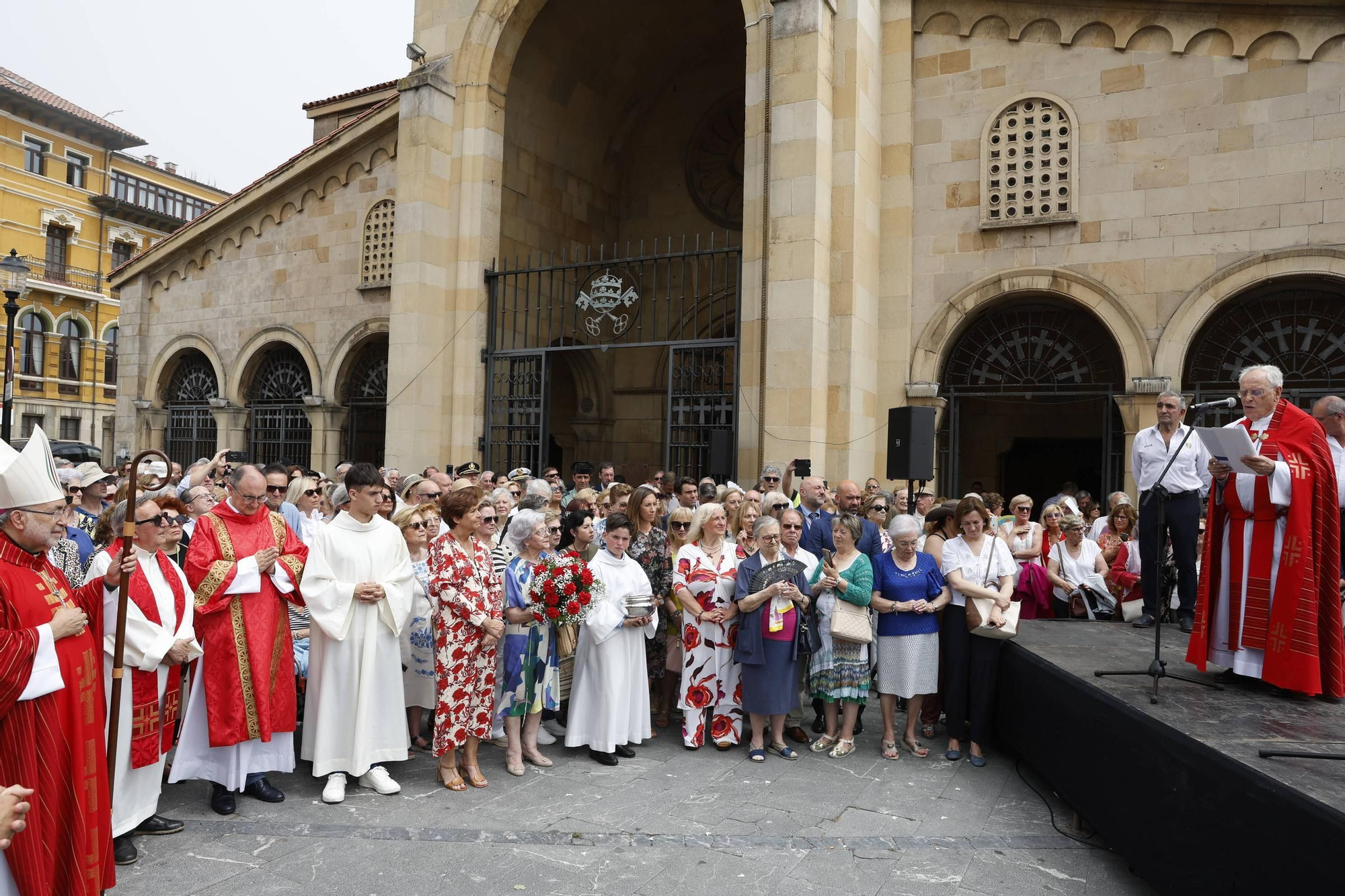 Así fue la multitudinaria y calurosa bendición de las aguas en Gijón por San Pedro (en imágenes)