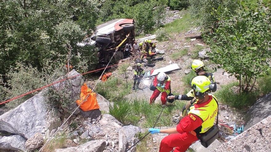 Momento del rescate de uno de los heridos graves del microbús en el Pirineo.