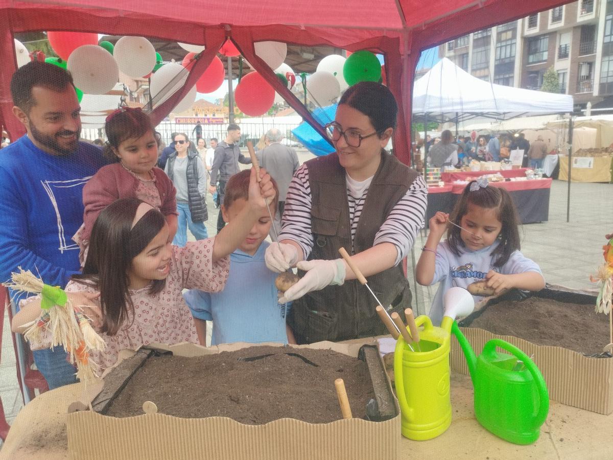 El Mercado Tradicional de San Isidro, de bote en bote, en imágenes
