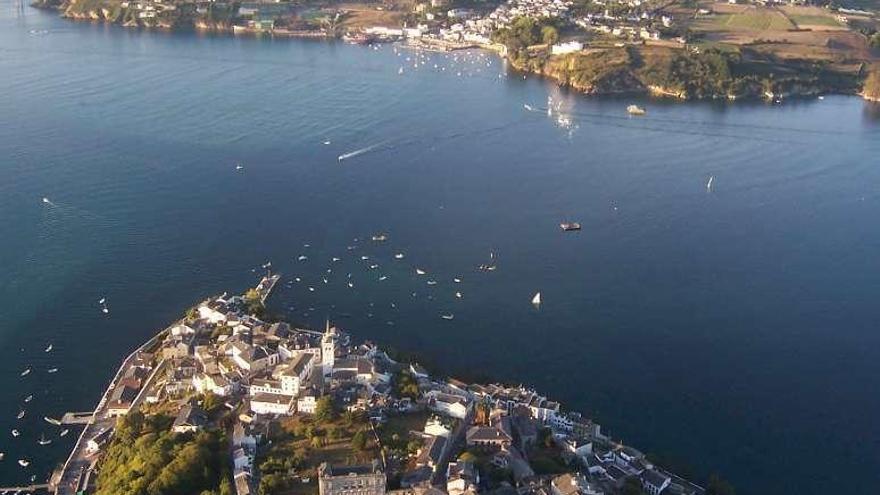 La ría del Eo, con Castropol en primer término y Figueras al fondo.