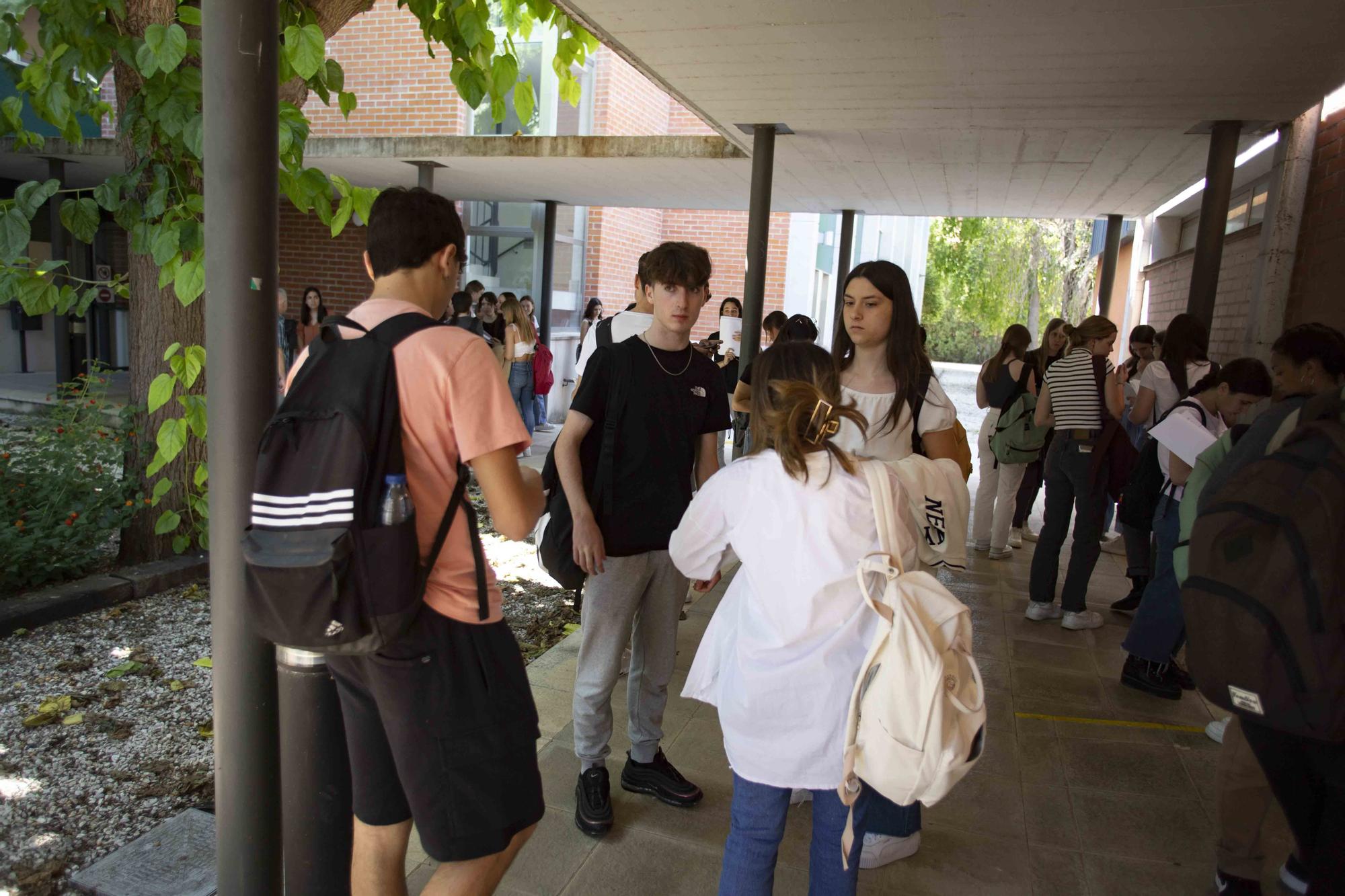 Alumnos de los institutos de la Costera y la Canal se enfrentan a los primeros exámenes de las PAU en Xàtiva