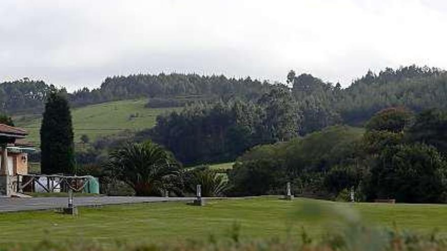 Al fondo, terrenos donde se prevé instalar parte del complejo deportivo-residencial con campo de golf.