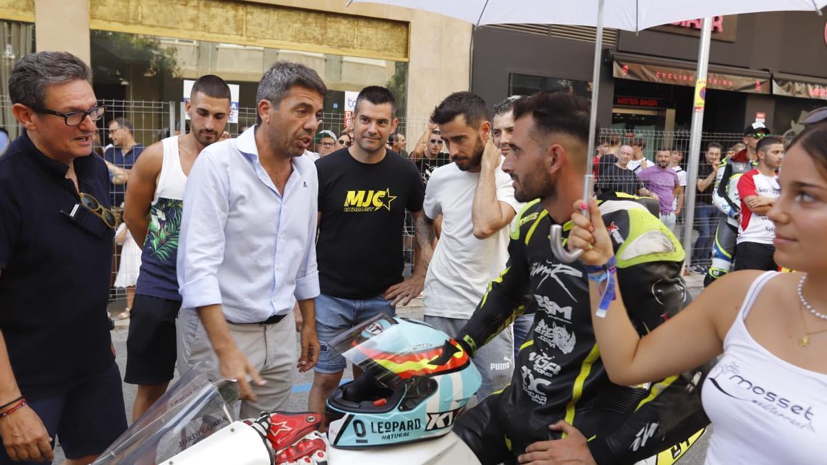 Carlos Mazón saluda a uno de los pilotos de la carrera urbana de motos de Xàtiva.