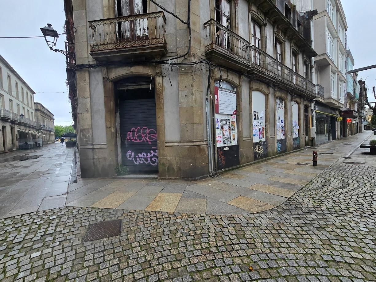 Elementos afectados por la pegada de carteles y todo tipo de panfletos en las calles de Vilagarcía.