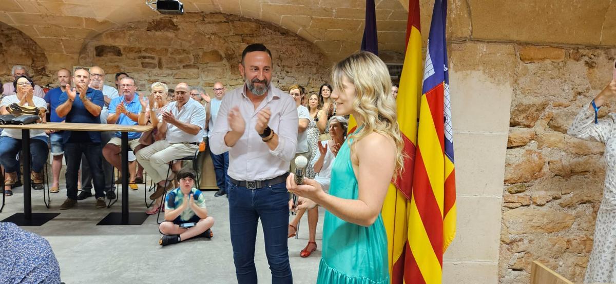 Ex-Bürgermeister Rafel Fernández gratuliert seiner Nachfolgerin Mireia Ferrer in Capdepera