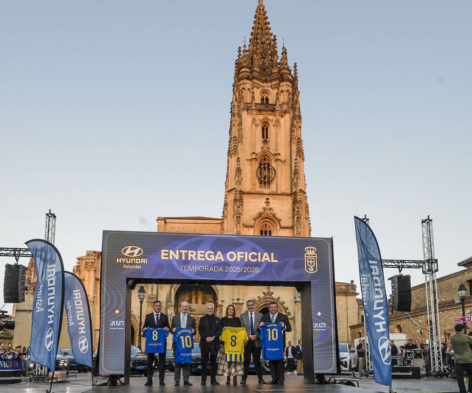Locura azul en Oviedo: así fue la entrega de los nuevos coches a la plantilla en la plaza de la Catedral
