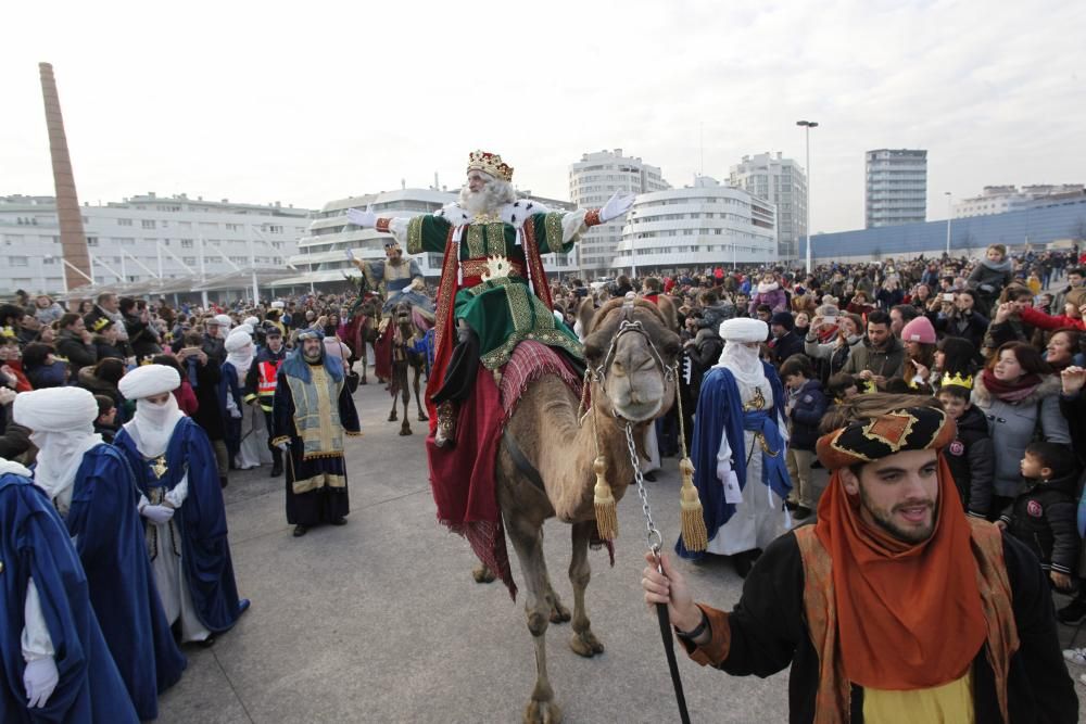 Una multitud recibe a los Reyes Magos en Gijón.